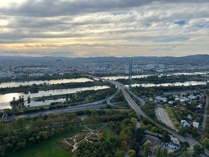 Blick über Wien vom Donauturm – ein Abendessen mit Aussicht, das inspiriert. Schiffstour auf der Donau
