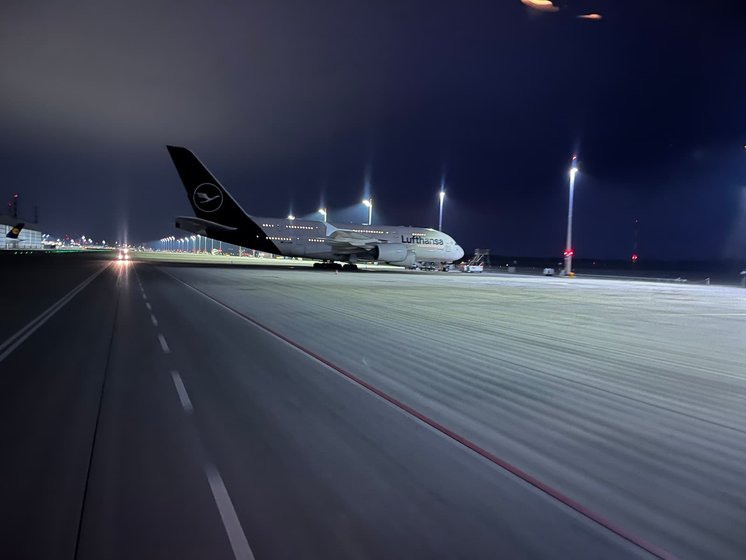 Einblicke hinter die Kulissen am Flughafen München Lufthansa-Flugzeug auf dem Rollfeld des Münchner Flughafens bei Nacht.
