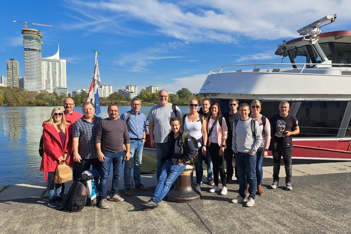 Vor der MS Wien – ein Moment des Teamgeistes, eingefangen am Ufer der Donau. Stadtblick: Unser Dinner mit Aussicht
