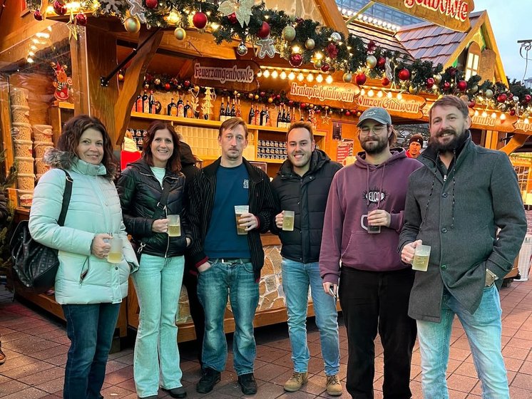 Geselliger Ausklang am Weihnachtsstand Kolleginnen und Kollegen von Hasieber am Weihnachtsstand mit Getränken