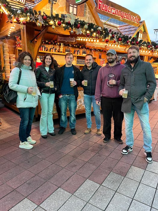 Geselliger Ausklang am Weihnachtsstand Kolleginnen und Kollegen von Hasieber am Weihnachtsstand mit Getränken