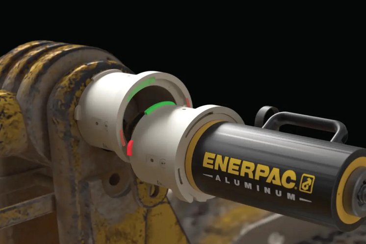 Nahaufnahme eine Kits, das zur Bolzenentfernung angesetzt ist Enerpac PPH-Kit wird zur sicheren und effizienten Entfernung eines Bolzens an einer Baumaschine angesetzt