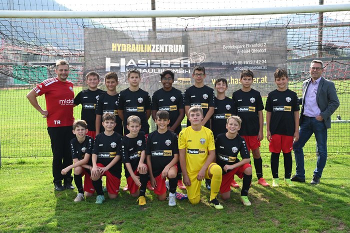 Parker Trikots für den Fußball Nachwuchs Nachwuchs Mannschaft des ASKÖ Pinsdorf