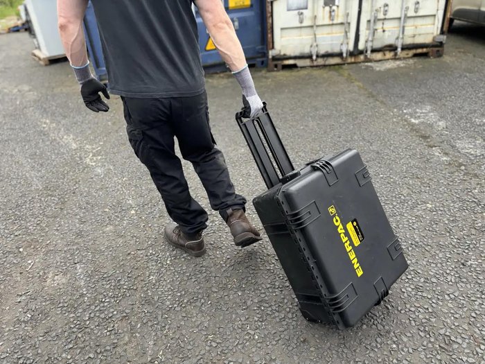 Arbeiter zieht einen Enerpac Koffer