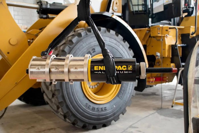 Enerpac PPH-Kit hängt an einem Hebesystem vor einer großen Baumaschine