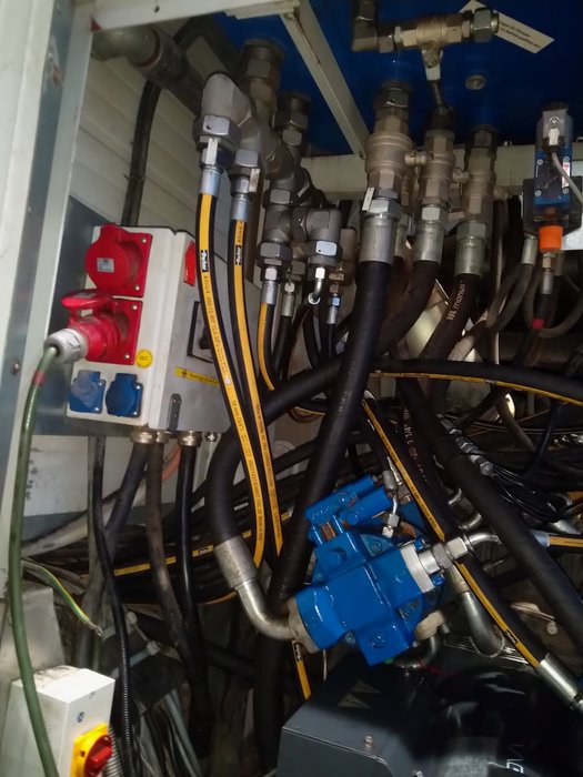 Detailansicht der Hydraulik-Schläuche nach Service Nahaufnahme von frisch getauschten Hydraulikschläuchen und Anschlüssen nach Wartung