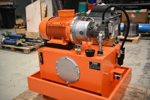 Fertig montiertes Hydraulikaggregat in der Werkstatt Komplett montiertes Hydraulikaggregat mit Elektromotor auf Palette in der Werkstatt