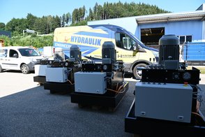 Hydraulikaggregate bereit zur Auslieferung bei Hasieber Hydraulik Mehrere Hydraulikaggregate vor dem Firmengebäude von Hasieber Hydraulik, bereit zur Auslieferung