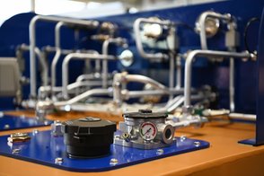 Verrohrung und Druckanzeige eines Hydraulikaggregats Hydraulikverrohrung mit Druckanzeige auf einem Aggregatdeckel in der Montage