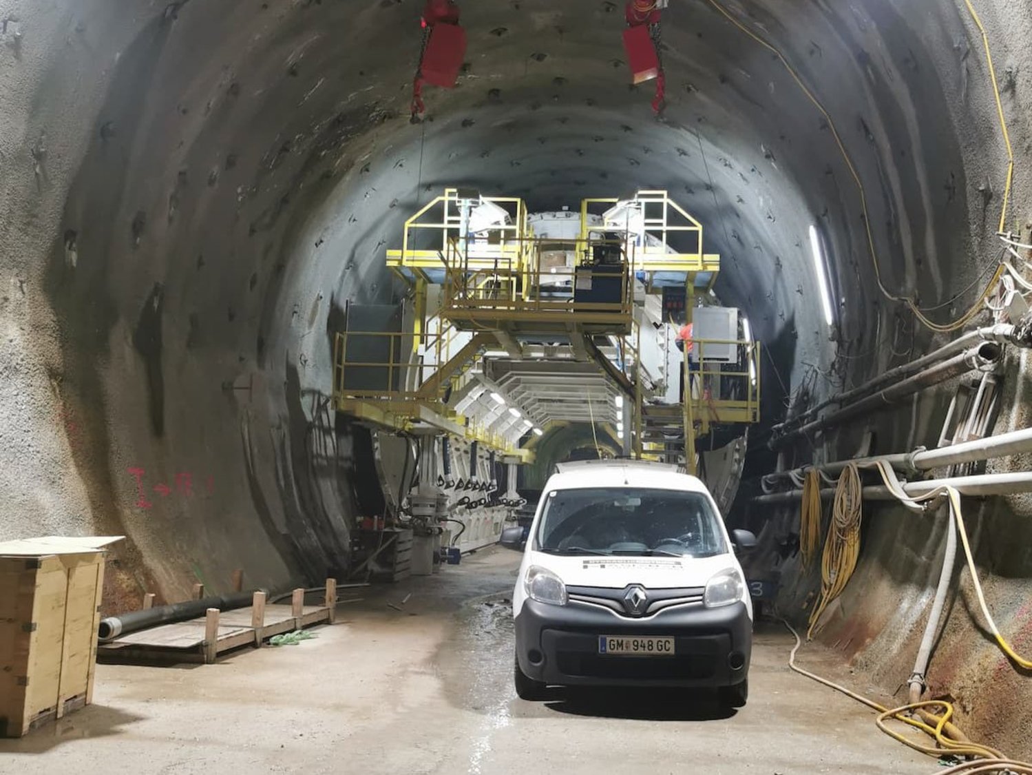 Baustelle im Tunnel mit Hasieber Fahrzeug