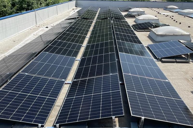 PV-Anlage für lokale Energieproduktion Solarpaneele auf einem regionalen Dach im Kontext der Energiegemeinschaft